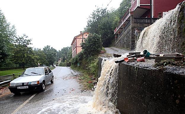 Imagen. La cascada de agua que se originó en el barrio de Cataluña.