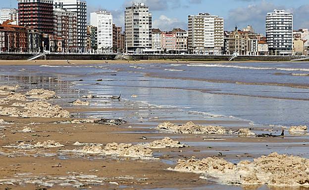 Estado en el que se encontraba la playa de San Lorenzo esta mañana.