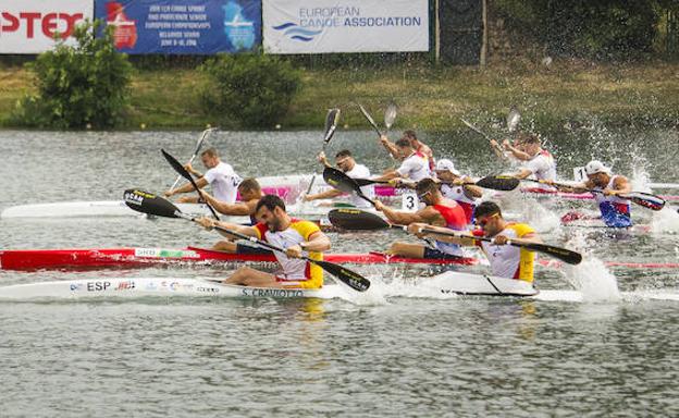 Craviotto y Toro, en el esprint final de la prueba de K-2 200 metros, en el que superan a los locales Novakovic y Grujic. 