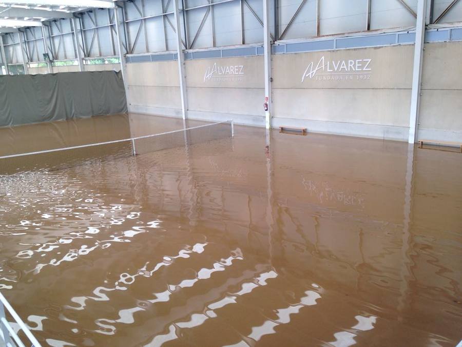 La parte más afectada fueron las Oficinas Generales y el Pabellón de Tenis. Se está trabajando con normalidad dando servicio al socio en piscinas, Spa, Pabellones Braulio García y Guillermo García, Pabellón Sur, vestuarios, Cafetería, etcétera. La única excepción es el Pabellón de Tenis cuyas pistas 5 y 6 están cerradas.