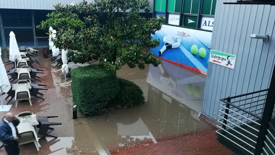 La parte más afectada fueron las Oficinas Generales y el Pabellón de Tenis. Se está trabajando con normalidad dando servicio al socio en piscinas, Spa, Pabellones Braulio García y Guillermo García, Pabellón Sur, vestuarios, Cafetería, etcétera. La única excepción es el Pabellón de Tenis cuyas pistas 5 y 6 están cerradas.