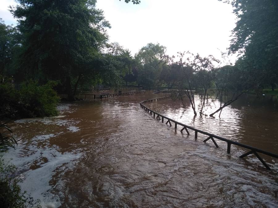 Numerosas zonas de la ciudad han registrado inundaciones e importantes daños tras las intensas lluvias registradas este fin de semana