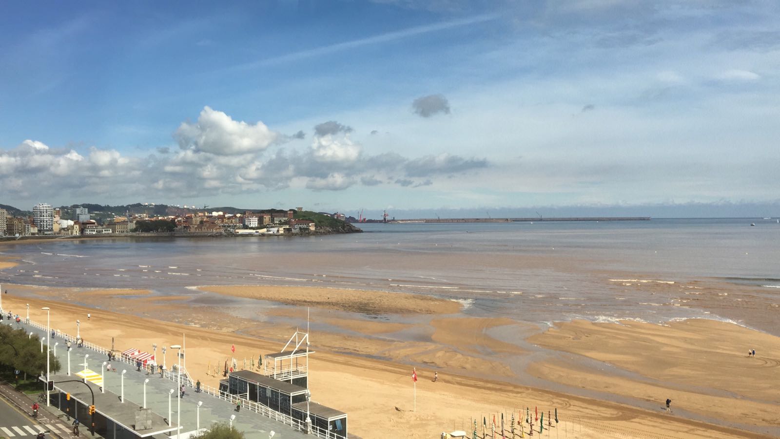 La Comisión de Seguimiento de la Playa ha cerrado la playa al baño nuevamente tras las lluvias caídas en la noche y la aparición de suciedad en el arenal esta mañana.