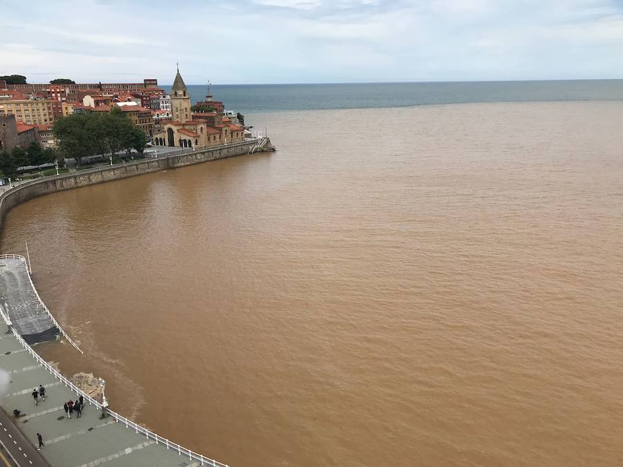 La Comisión de Seguimiento de la Playa ha cerrado la playa al baño nuevamente tras las lluvias caídas en la noche y la aparición de suciedad en el arenal esta mañana.