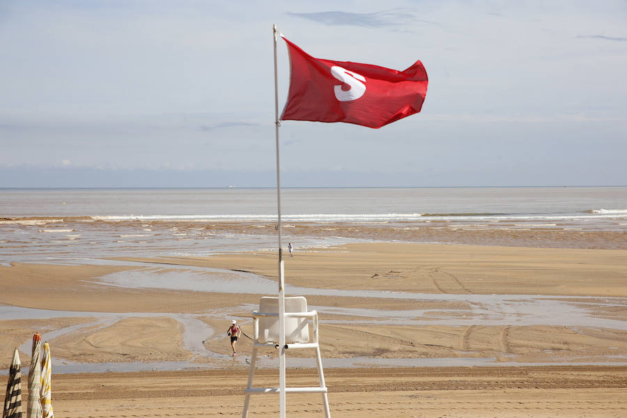 La Comisión de Seguimiento de la Playa ha cerrado la playa al baño nuevamente tras las lluvias caídas en la noche y la aparición de suciedad en el arenal esta mañana.