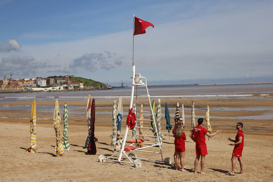 La Comisión de Seguimiento de la Playa ha cerrado la playa al baño nuevamente tras las lluvias caídas en la noche y la aparición de suciedad en el arenal esta mañana.