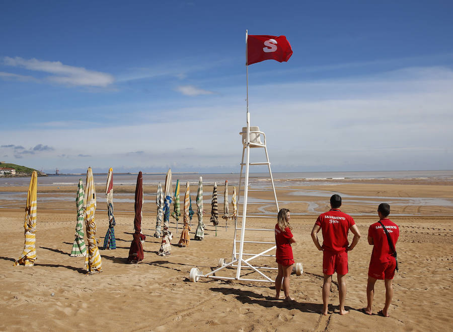 La Comisión de Seguimiento de la Playa ha cerrado la playa al baño nuevamente tras las lluvias caídas en la noche y la aparición de suciedad en el arenal esta mañana.