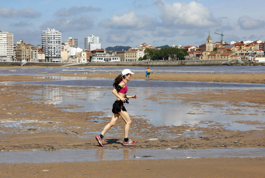 La Comisión de Seguimiento de la Playa ha cerrado la playa al baño nuevamente tras las lluvias caídas en la noche y la aparición de suciedad en el arenal esta mañana.