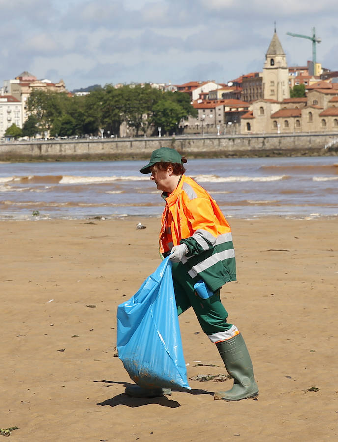 La Comisión de Seguimiento de la Playa ha cerrado la playa al baño nuevamente tras las lluvias caídas en la noche y la aparición de suciedad en el arenal esta mañana.