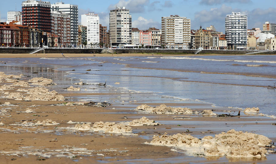 La Comisión de Seguimiento de la Playa ha cerrado la playa al baño nuevamente tras las lluvias caídas en la noche y la aparición de suciedad en el arenal esta mañana.