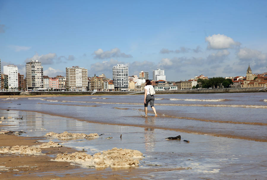 La Comisión de Seguimiento de la Playa ha cerrado la playa al baño nuevamente tras las lluvias caídas en la noche y la aparición de suciedad en el arenal esta mañana.