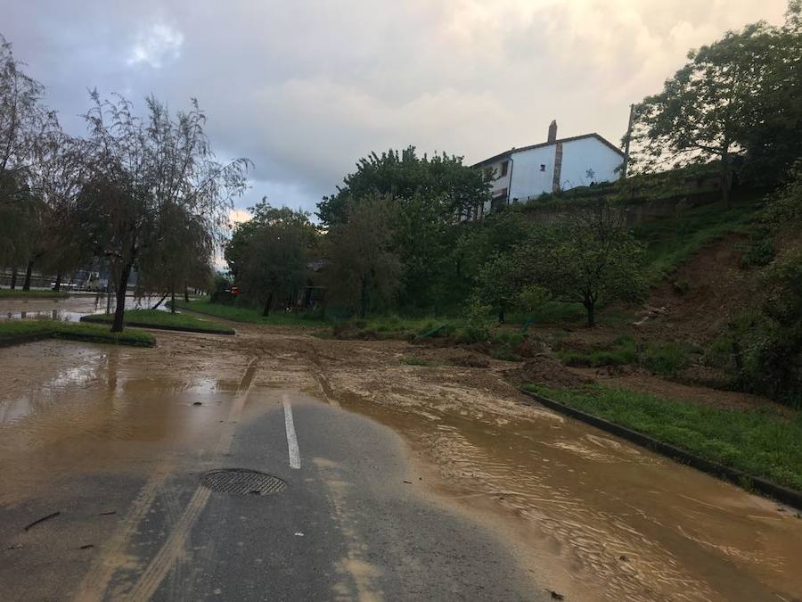Las inundaciones anegaron varias calles del casco urbano y los comercios del centro de la localidad