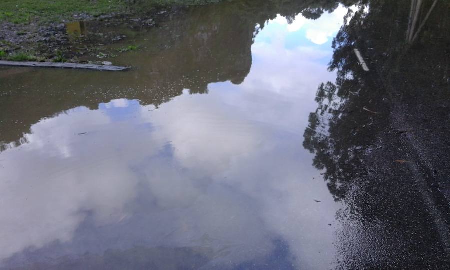 Las inundaciones anegaron varias calles del casco urbano y los comercios del centro de la localidad