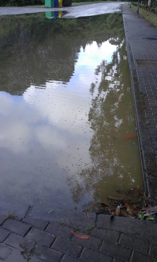 Las inundaciones anegaron varias calles del casco urbano y los comercios del centro de la localidad