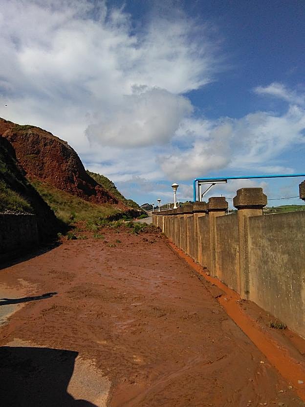 El túnel de Arnao permanecerá cerrado durante días después de que un argayo haya cubierto la totalidad de la carretera. 