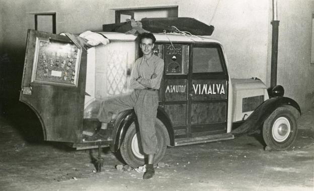 Gonzalo Vinck con la furgoneta de Vinalva en una de las imágenes del fondo fotográfico. 