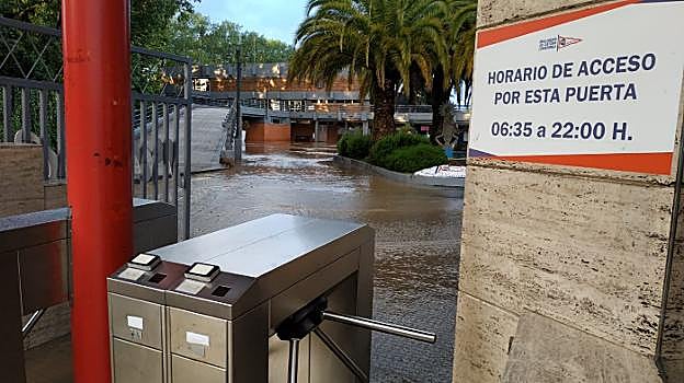 La entrada principal del club, inundada a primera hora de la mañana. 
