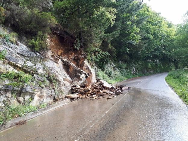 Argayo de rocas en la TI-1, cerca de Folguerúa. :: D. S. F.