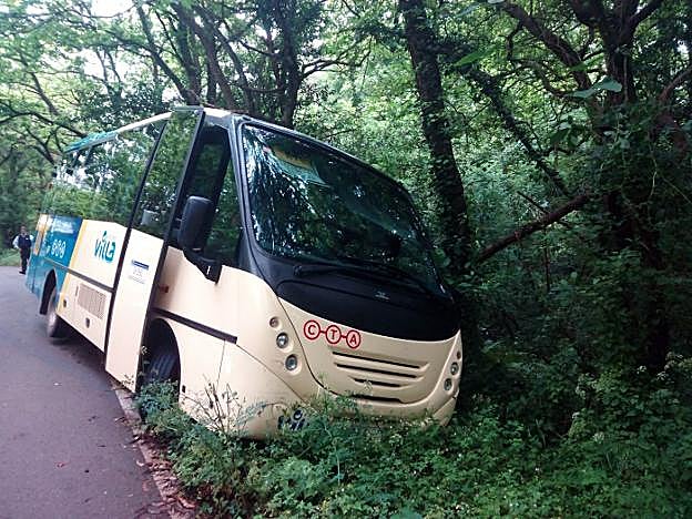 El microbús de transporte escolar quedó atrapado en la cuneta de la carretera. 