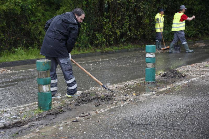 La limpieza en distintas zonas de la ciudad y el balance de daños ocupa este martes a los afectados por la lluvia caída en los últimos días