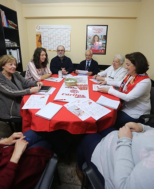 Angelita Carrillo, Bárbara Fernández, Vicente Pañeda, Francisco Álvarez-Buylla, Juana María Ristra y Carmen Gutiérrez en la presentación de la memoria de actividad de Cáritas. 