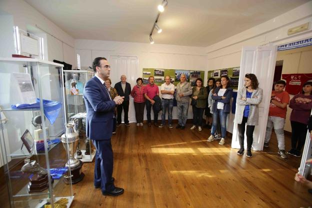 El alcalde, durante la inauguración. :: NEL ACEBAL