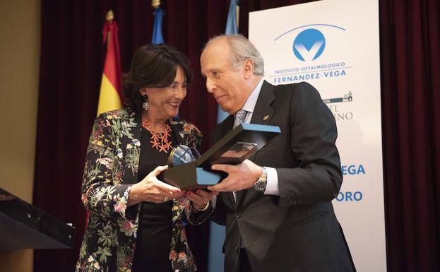 Luis Fernández-Vega entrega de la medalla de oro de la Fundación a la representante de la Fundación Rafael del Pino. 