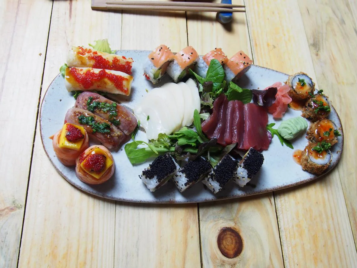 Sibuya Urban Sushi Bar  en Gijón va más allá de los clásicos platos japoneses, cuenta con una amplia carta con combos free style, gunkan, tartar de salmón, Makis y Niguiris