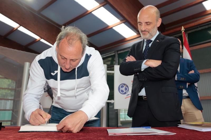 El exatleta olímpico Fermín Cacho ha participado en la presentación del nuevo material deportivo que lucirán los deportistas del Grupo Covadonga a partir de la próxima temporada.