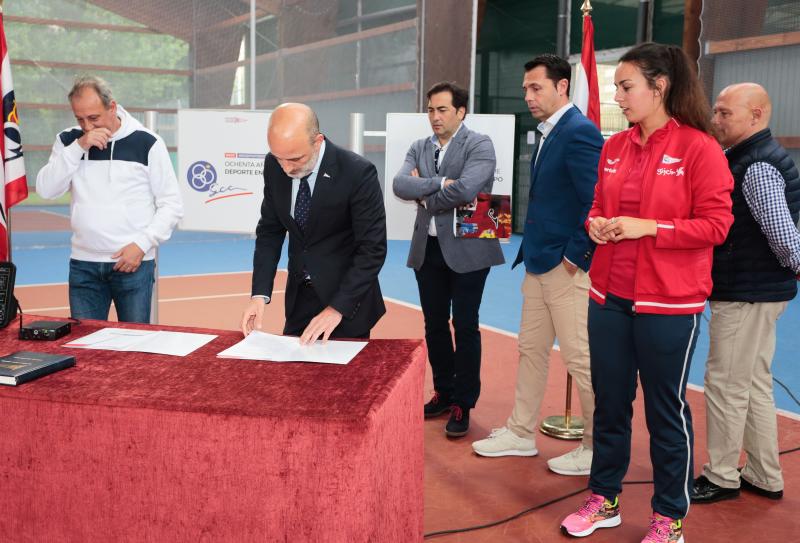 El exatleta olímpico Fermín Cacho ha participado en la presentación del nuevo material deportivo que lucirán los deportistas del Grupo Covadonga a partir de la próxima temporada.