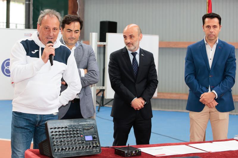 El exatleta olímpico Fermín Cacho ha participado en la presentación del nuevo material deportivo que lucirán los deportistas del Grupo Covadonga a partir de la próxima temporada.