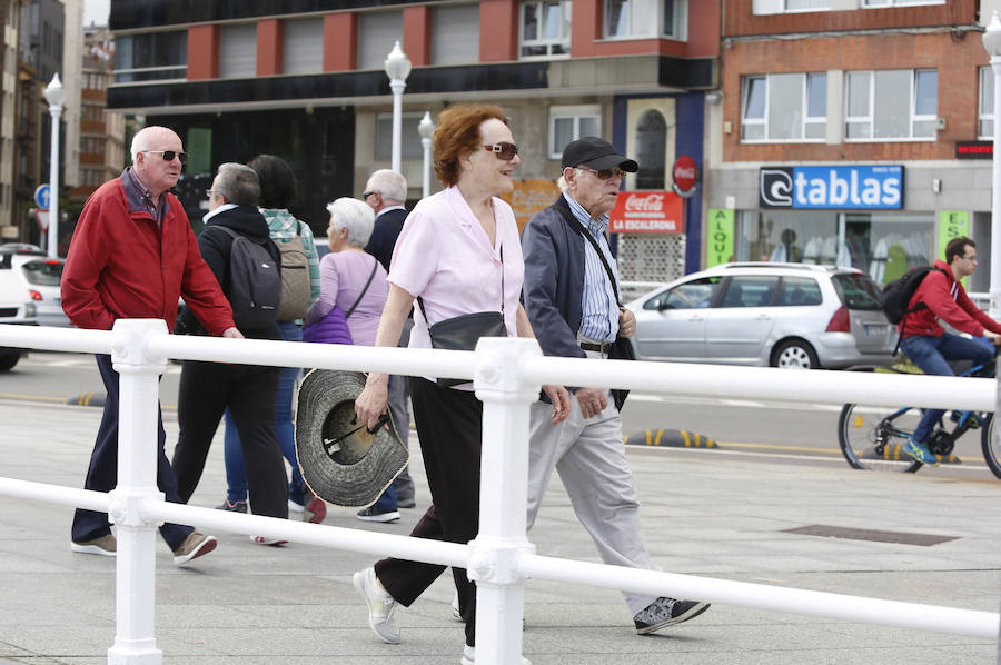 Las banderas amarilla y verde que luce la playa y la buena temperatura ya ha animado a algunas personas a pegarse un baño en el Cantábrico. 