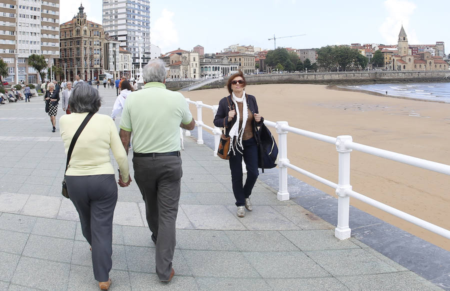 Las banderas amarilla y verde que luce la playa y la buena temperatura ya ha animado a algunas personas a pegarse un baño en el Cantábrico. 