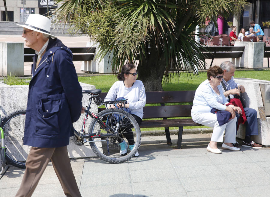 Las banderas amarilla y verde que luce la playa y la buena temperatura ya ha animado a algunas personas a pegarse un baño en el Cantábrico. 
