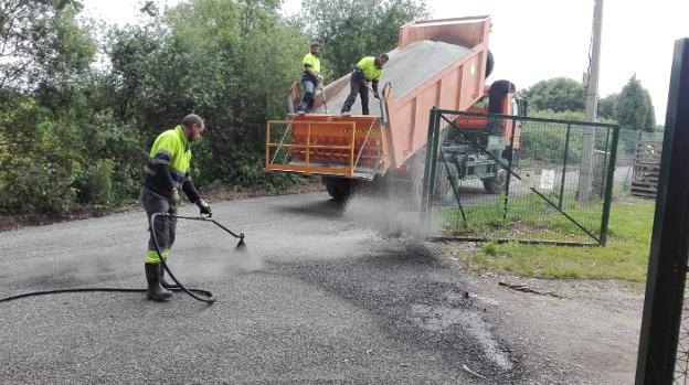 Los operarios trabajan en el asfaltado del camino en Selorio.