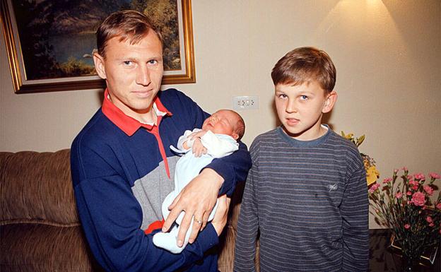 El pequeño Cheryshev, a la derecha, con su padre. 