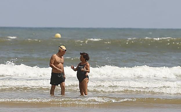 Los bañistas se atreven con las aguas de San Lorenzo