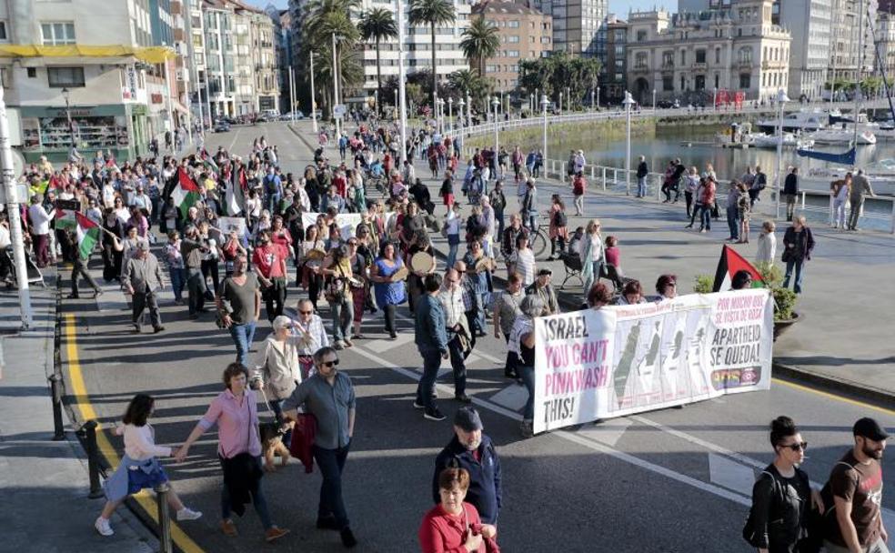 Decenas de personas, al inicio de la marcha, en la plaza del Marqués de Gijón.