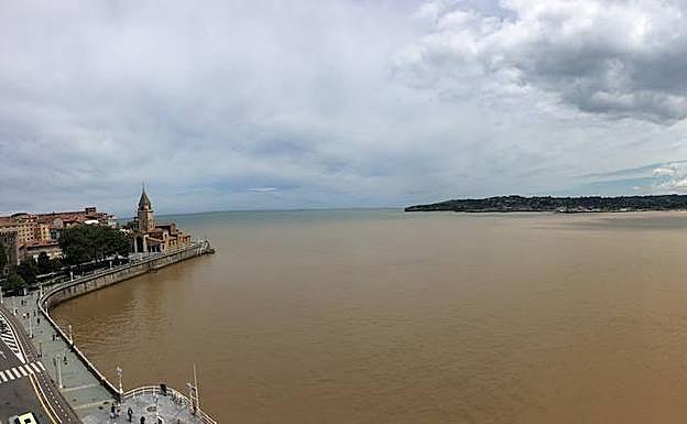 El PP dice ahora que hay más contaminación en la arena que en el agua de la playa de Gijón