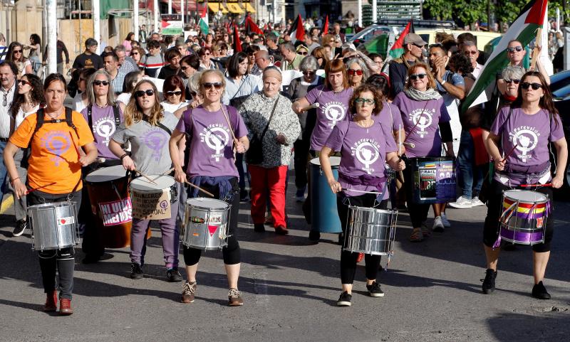 La manifestación, que comenzó pasadas las 19:30 horas en la Plaza del Marqués, recorrió parte de los muelles del puerto donde están atracados los barcos Al Awda (El Retorno) y Freedom (Libertad), en los que viajan activistas de varios países y continentes