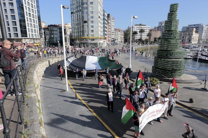 La manifestación, que comenzó pasadas las 19:30 horas en la Plaza del Marqués, recorrió parte de los muelles del puerto donde están atracados los barcos Al Awda (El Retorno) y Freedom (Libertad), en los que viajan activistas de varios países y continentes