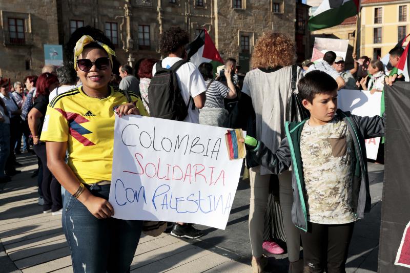 La manifestación, que comenzó pasadas las 19:30 horas en la Plaza del Marqués, recorrió parte de los muelles del puerto donde están atracados los barcos Al Awda (El Retorno) y Freedom (Libertad), en los que viajan activistas de varios países y continentes