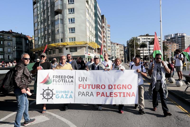 La manifestación, que comenzó pasadas las 19:30 horas en la Plaza del Marqués, recorrió parte de los muelles del puerto donde están atracados los barcos Al Awda (El Retorno) y Freedom (Libertad), en los que viajan activistas de varios países y continentes