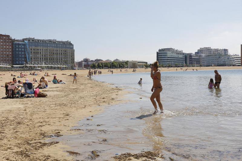 La playa de San Lorenzo llegará «en perfecto estado» al fin de semana, anticipa el Ayuntamiento, que ayer izó las banderas verde y amarilla