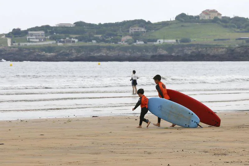 La playa llegará «en perfecto estado» al fin de semana, anticipa el Ayuntamiento, que ayer izó las banderas verde y amarilla