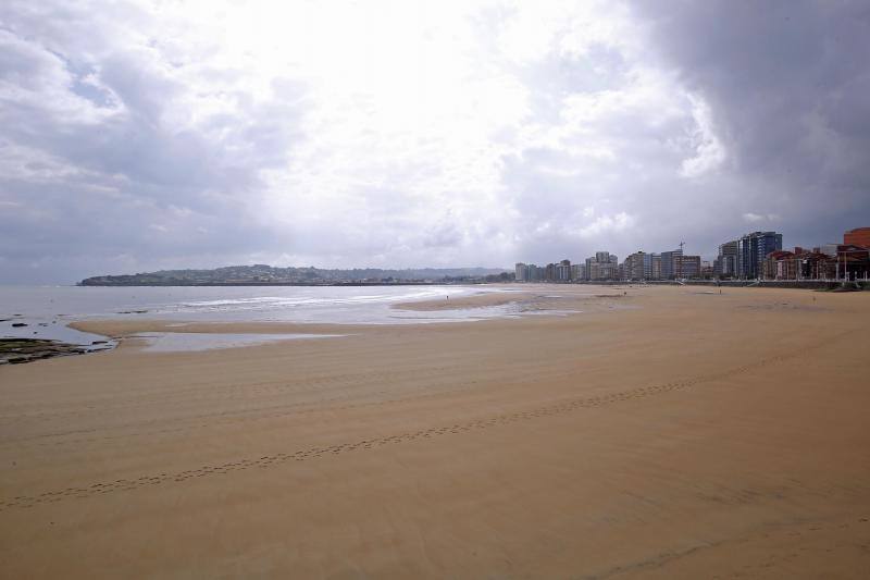 La playa llegará «en perfecto estado» al fin de semana, anticipa el Ayuntamiento, que ayer izó las banderas verde y amarilla