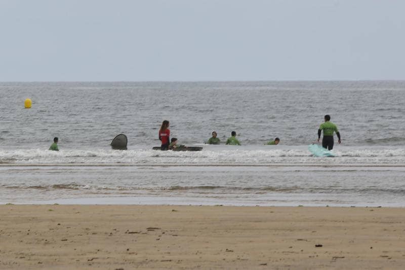 La playa llegará «en perfecto estado» al fin de semana, anticipa el Ayuntamiento, que ayer izó las banderas verde y amarilla