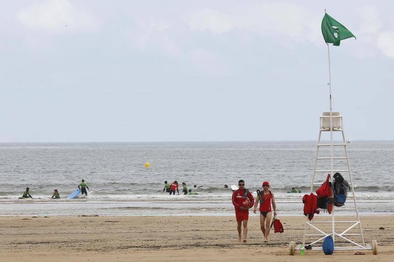 La playa llegará «en perfecto estado» al fin de semana, anticipa el Ayuntamiento, que ayer izó las banderas verde y amarilla