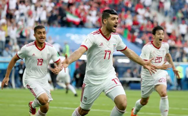Jugadores de Irán celebrando el gol