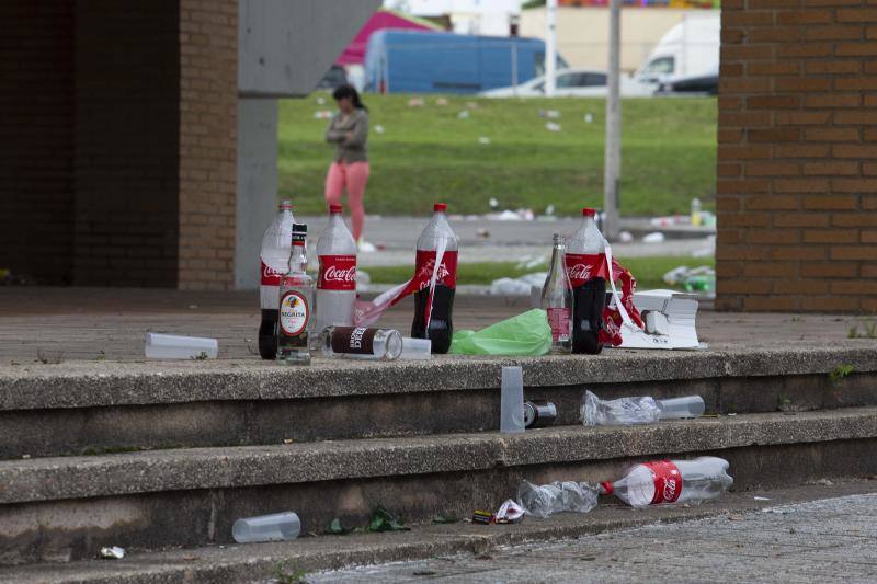 Fotos: Restos del botellón en la Escuela de Marina Civil de Gijón